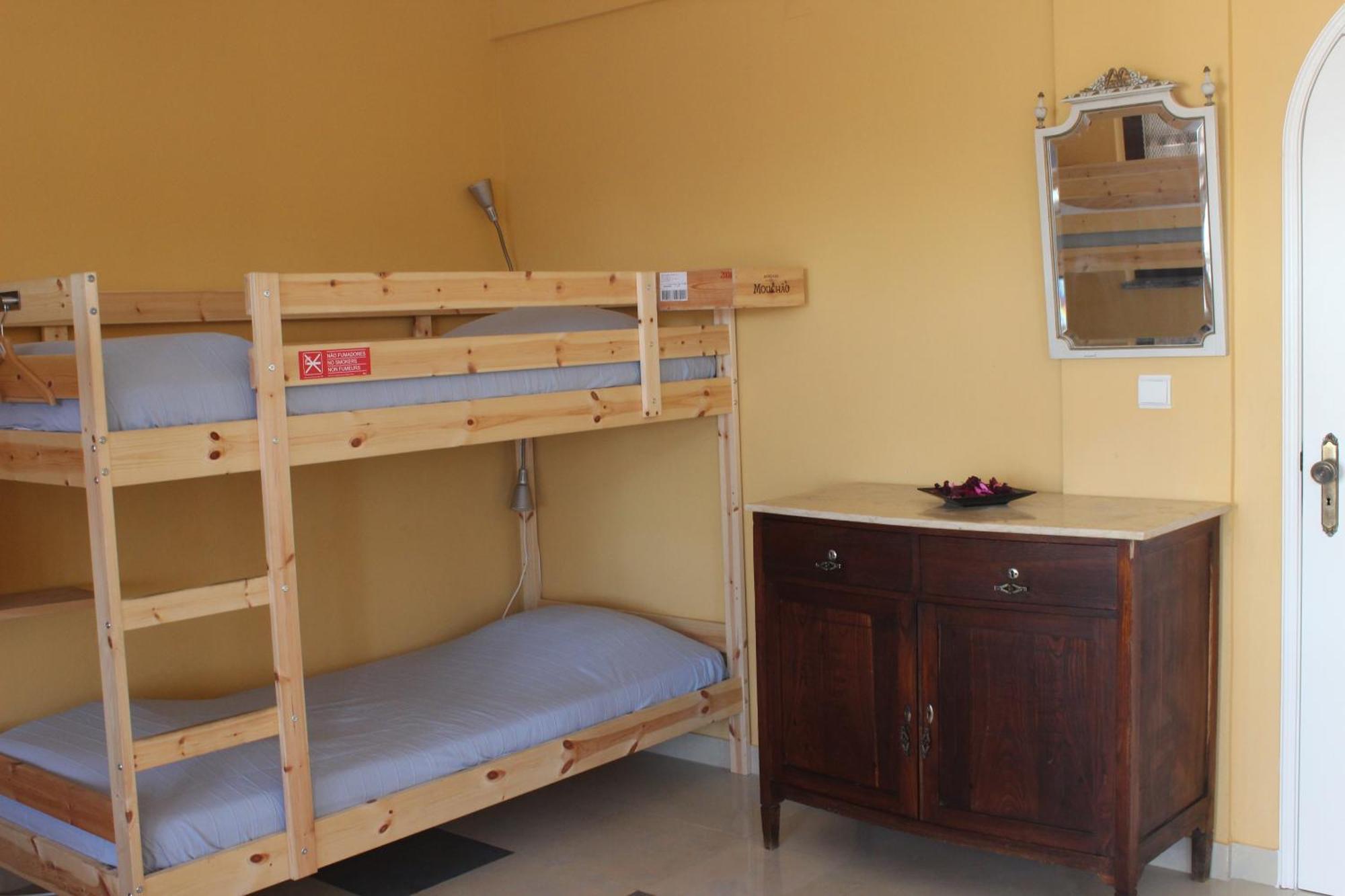 Ericeira Chill Hill Hostel & Private Rooms - Peach Garden Стая снимка