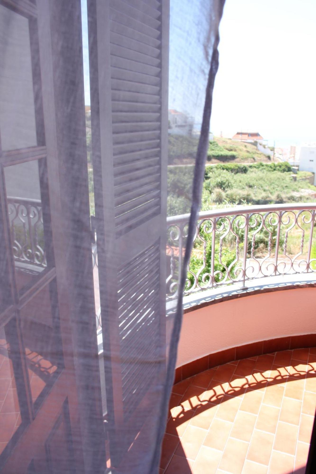 Ericeira Chill Hill Hostel & Private Rooms - Peach Garden Стая снимка