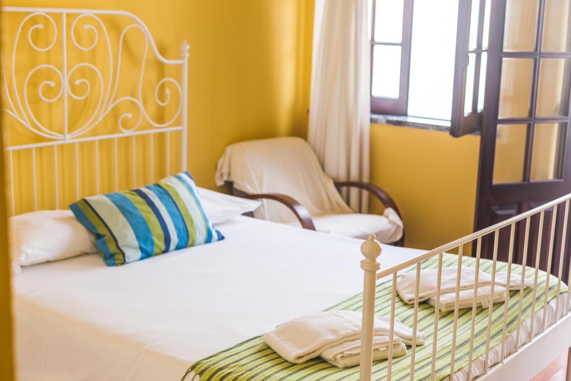 Ericeira Chill Hill Hostel & Private Rooms - Peach Garden Стая снимка